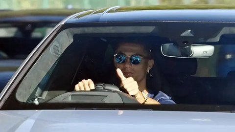 10 Pemain Sepak Bola dengan Gaji Super Fantastis: Beli Mobil Mewah Hanya Sekedip Mata