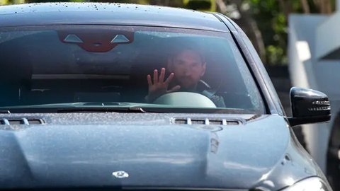 10 Pemain Sepak Bola dengan Gaji Super Fantastis: Beli Mobil Mewah Hanya Sekedip Mata