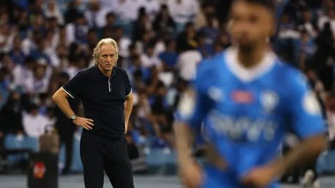 Pelatih Flamengo, Jorge Jesus (kanan) berbicara dengan gelandang Willian Arao selama sesi latihan tim di Doha, Qatar (19/12/2019). Flamengo lolos ke final final Piala Dunia Antarklub 2019 set