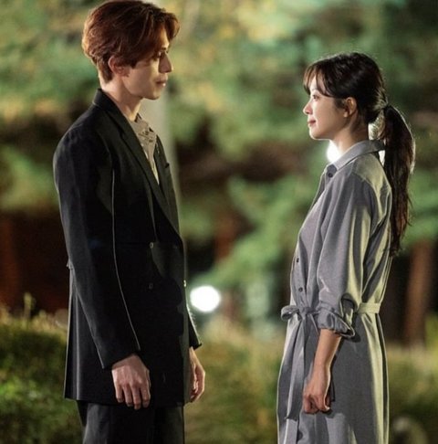 The Tale of Nine Taled ini juga menjadi salah satu rekomendasi drama korea fantasi mistis percintaan. Visual yang udah pasti kece karena berbagai pemeran utama dengan akting terbaik hadir dalam drama ini. Siapin tissue aja ya kalau mau nonton ini.