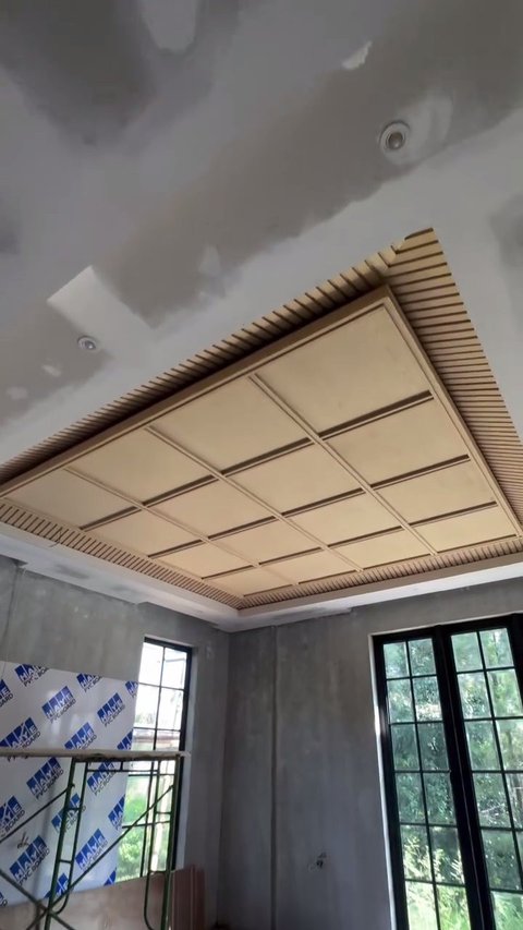 Dalam video, terlihat ruangan dengan lantai dan plafon yang sudah mulai dibentuk. Dinding beton belum di-finishing namun memperlihatkan desain yang megah.