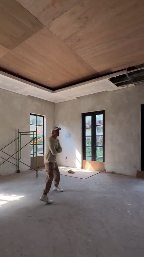 Plafon yang unik dengan desain kotak kayu melengkapi desain interior rumah baru Zaskia Sungkar dan Irwansyah. Selain itu, pemandangan indah dari lantai dua melengkapi kediaman baru sang artis.