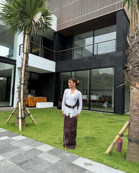 Rumah tersebut bukan sekadar bangunan, melainkan simbol cinta, kekuatan, dan harapan Jennifer Coppen untuk masa depan Kamari.