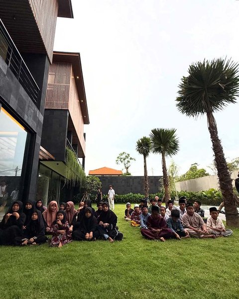Ia juga mengucapkan terima kasih kepada semua orang yang telah mendukungnya selama ini. Jennifer menyebut rumah tersebut sebagai "forever home", tempat di mana Kamari akan tumbuh dengan penuh cinta.