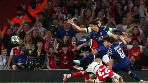 Kiper Arsenal, David Raya memberikan tepuk tangan setelah laga Liga Europa 2023/2024 melawan Atalanta di Atleti Azzurri d'Italia stadium, Bergamo, Italia, Jumat (20/09/2024) WIB. (AP Photo/An