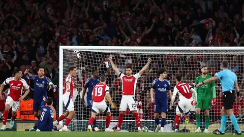 Kiper Arsenal, David Raya memberikan tepuk tangan setelah laga Liga Europa 2023/2024 melawan Atalanta di Atleti Azzurri d'Italia stadium, Bergamo, Italia, Jumat (20/09/2024) WIB. (AP Photo/An