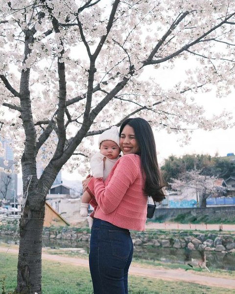 Sementara itu, Rachel Yahya dan Park Young Kwang yang kini tak lagi kencan berdua saja tampak begitu gembira menghabiskan waktu bersama sang buah hati tercinta.