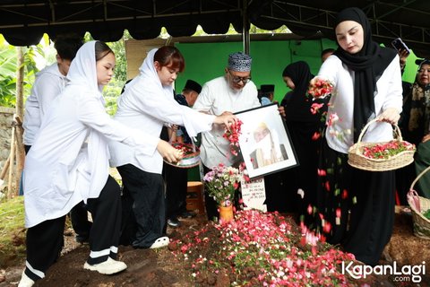 Mona kemudian menaburkan bunga di atas makam sang ayah dengan perlahan. Ia menunduk dalam diam sambil mengambil bunga dari wadah yang disediakan. "Bye papi," ucap Mona Ratuliu pelan.
