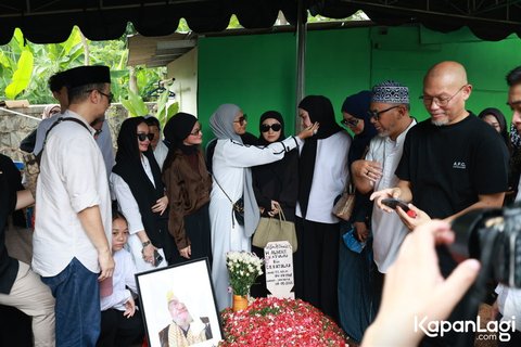 Tangis Mona kembali pecah saat menerima pelukan dan ucapan belasungkawa dari sejumlah rekan selebriti seperti Meisya Siregar, Novita Angie, Irgi Fahrezi, hingga Bebi Romeo.
