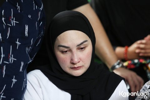 "Papi semalam mau solat tahajud. Kondisi dia sudah ambil air wudhu, setelahnya mengeluh pusing dan sesak. Tidak lama kemudian gak sadarkan diri dan meninggal," ujar Mona Ratuliu.