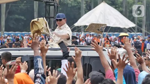 Dalam kesempatan tersebut, Presiden Prabowo memberi kemeja yang biasa dikenakannya untuk peserta aksi perayaan Hari Buruh Internasional 2025 di kawasan Monumen Nasional (Monas), Jakarta, Kamis (1/5/2025). (Liputan6.com/Angga Yuniar)