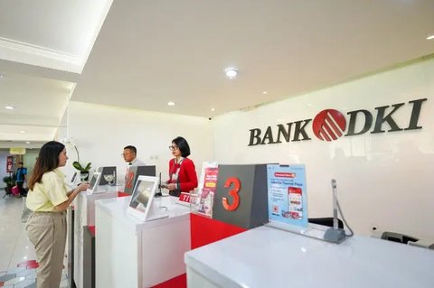 Warga mencairkan dana bantuan sosial tunai (BST) di ATM Bank DKI kawasan Matraman, Jakarta, Rabu (21/7/2021). BST disalurkan melalui rekening Bank DKI sebesar Rp 600 ribu per KK yang merupaka
