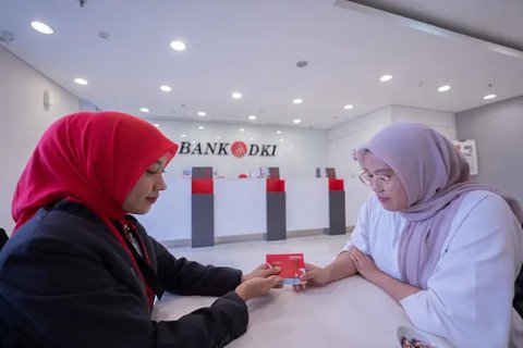 Warga mencairkan dana bantuan sosial tunai (BST) di ATM Bank DKI kawasan Matraman, Jakarta, Rabu (21/7/2021). BST disalurkan melalui rekening Bank DKI sebesar Rp 600 ribu per KK yang merupaka