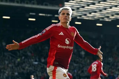 Pemain Wolves, Matheus Cunha merayakan golnya dari sepak pojok ke gawang Manchester United pada laga lanjutan Liga Inggris 2024/2025 yang berlangsung di Molineux Stadium, Wolverhampton, Inggr