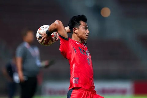 Mantan pelatih Timnas Indonesia, Shin Tae-yong, menyaksikan langsung pertandingan Asnawi vs Arhan di Liga Thailand. Pertandingan yang berakhir imbang 0-0 itu menyajikan duel menarik antara ke