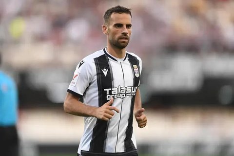 Dua pemain Oxford United andalan Timnas Indonesia, Marselino Ferdinan dan Ole Romeny, merayakan gol yang dicetak ke gawang Bahrain dalam laga Kualifikasi Piala Dunia 2026 zona Asia di Stad
