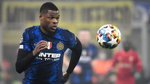 Pemain Inter Milan, Denzel Dumfries, melakukan selebrasi setelah mencetak gol ke gawang Juventus pada laga Liga Italia di Stadion Giuseppe Meazza, Minggu (27/10/2024). (AP Photo/Luca Bruno)
