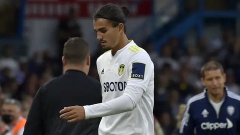 Bek Leeds United, Pascal Struijk menguasai bola saat menghadapi Aston Villa pada laga Liga Inggris 2022/2023 di Villa Park, Birmingham (13/1/2023). Dipromosikan ke tim senior Leeds United pad