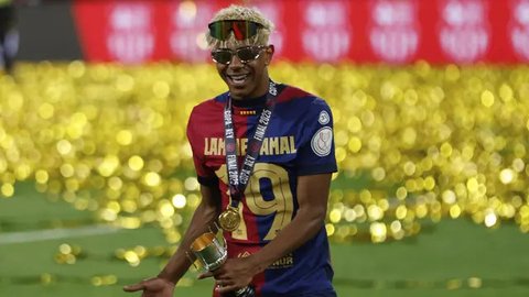 Pemain muda Barcelona, Lamine Yamal, berusaha melewati dua pemain Inter Milan, Carlos Augusto dan Henrikh Mkhitaryan dalam leg pertama semifinal Liga Champions di Estadio Olimpic Lluis Compan