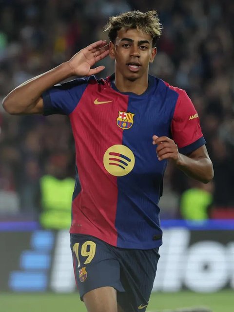 Pemain muda Barcelona, Lamine Yamal, berusaha melewati dua pemain Inter Milan, Carlos Augusto dan Henrikh Mkhitaryan dalam leg pertama semifinal Liga Champions di Estadio Olimpic Lluis Compan