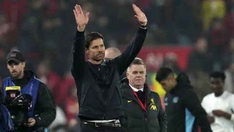 Pelatih Bayer Leverkusen, Xabi Alonso memberikan arahan kepada pemainnya dalam laga lanjutan Liga Champions 2024/2025 melawan Liverpool yang berlangsung di Anfield, Liverpool, Inggris, Rabu (