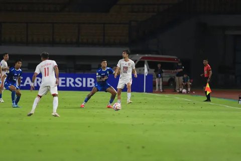 Momen Persib Bandung kalahkan Malut United FC pada pekan ke-14 BRI Liga 1 2024/2025 di Stadion GBLA, Kota Bandung, Jumat (13/12/2024) malam. (Erwin Snaz/Bola.com)