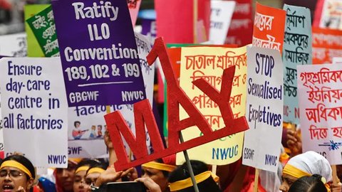 Para aktivis dan pekerja ikut serta dalam demonstrasi Hari Buruh Internasional 2025 di Dhaka, Bangladesh pada Kamis 1 Mei 2025. (Syed Mahamudur RAHMAN/AFP)