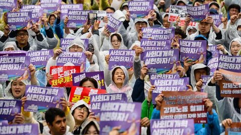Peringatan May Day juga menjadi simbol perjuangan dan solidaritas kelas pekerja. (ANTHONY WALLACE/AFP)
