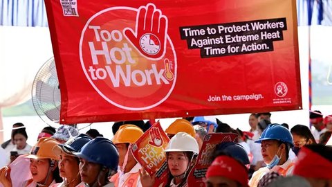 Dan pada tahun 1889, Kongres Buruh Internasional yang diselenggarakan di Paris, Prancis, menetapkan tanggal 1 Mei sebagai Hari Buruh Internasional atau May Day. Tampak dalam foto, para pekerja Kamboja menghadiri sebuah protes untuk memperingati Hari Buruh Internasional di Phnom Penh pada tanggal 1 Mei 2025. (TANG CHHIN Sothy/AFP)