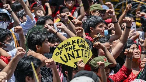 Peringatan May Day menjadi momen penting bagi para pekerja di seluruh dunia untuk menyuarakan hak-hak mereka, termasuk di Indonesia. Tampak dalam foto, orang-orang meneriakkan slogan-slogan dalam demonstrasi Hari Buruh di Manila pada tanggal 1 Mei 2025. (Jam STA ROSA/AFP)