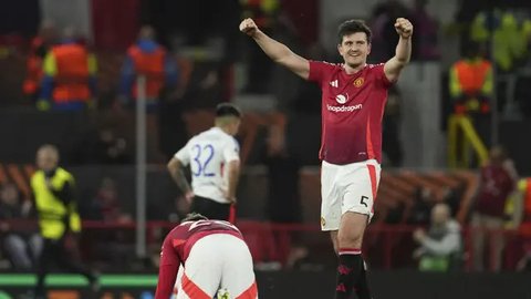 Gelandang Manchester United asal Brasil #18, Casemiro (kanan), merayakan gol pertamanya dalam pertandingan leg pertama semifinal Liga Europa UEFA antara Athletic Club Bilbao dan Manchester