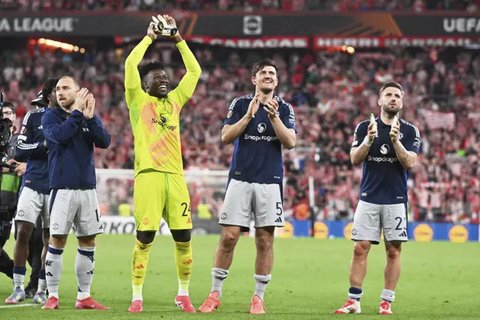 Gelandang Manchester United asal Brasil #18, Casemiro (kanan), merayakan gol pertamanya dalam pertandingan leg pertama semifinal Liga Europa UEFA antara Athletic Club Bilbao dan Manchester
