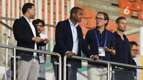 Pelatih Timnas Indonesia, Patrick Kluivert, dan dua asistennya, Alex Pastoor serta Denny Landzaat, memimpin timnya menghadapi Timnas Bahrain pada laga kedelapan putaran ketiga Grup C kuali
