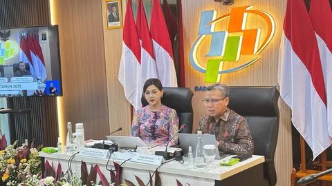 Kepala Eksekutif Pengawas Perilaku Pelaku Usaha Jasa Keuangan, Edukasi, dan Pelindungan Konsumen OJK, Friderica Widyasari Dewi bersama Deputi Bidang Statistik Sosial BPS, Ateng Hartono dal