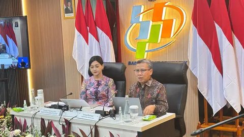 Kepala Eksekutif Pengawas Perilaku Pelaku Usaha Jasa Keuangan, Edukasi, dan Pelindungan Konsumen OJK, Friderica Widyasari Dewi bersama Deputi Bidang Statistik Sosial BPS, Ateng Hartono dal