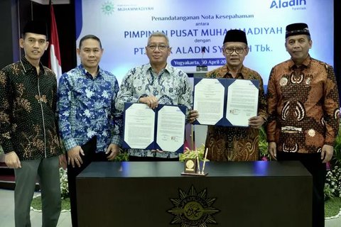 Pekerja melintas di depan layar Indeks Harga Saham Gabungan (IHSG) di BEI, Jakarta, Senin (3/1/2022). Pada pembukan perdagagangan bursa saham 2022 Indeks Harga Saham Gabungan (IHSG) langsung