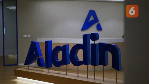 Pekerja melintas di depan layar Indeks Harga Saham Gabungan (IHSG) di BEI, Jakarta, Senin (3/1/2022). Pada pembukan perdagagangan bursa saham 2022 Indeks Harga Saham Gabungan (IHSG) langsung
