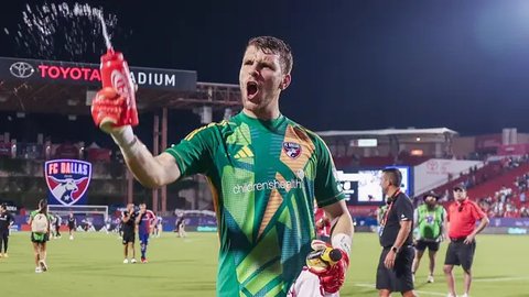 Kiper Timnas Indonesia, Maarten Paes, mengamankan bola di dalam dekapannya ketika menghadapi Bahrain dalam lanjutan Kualifikasi Piala Dunia 2026 zona Asia yang digelar di Stadion Utama Gelora