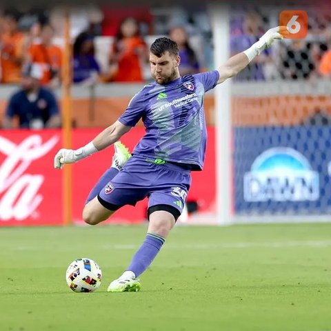 Kiper Timnas Indonesia, Maarten Paes, mengamankan bola di dalam dekapannya ketika menghadapi Bahrain dalam lanjutan Kualifikasi Piala Dunia 2026 zona Asia yang digelar di Stadion Utama Gelora