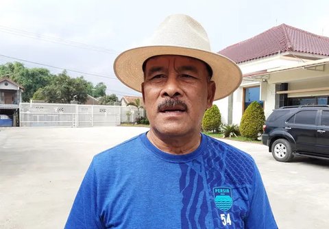 Ribuan fans Persib Bandung atau sering disapa Bobotoh memadati kediaman Umuh Muchtar saat merayakan gelar juara BRI Liga 1 2023/2024 di Tanjungsari, Sumedang, Minggu (02/06/2024). (Bola.com/M