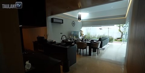 Dapur utama memiliki desain terbuka yang menyatu dengan ruang makan dan area keluarga. Gaya ini memberikan kesan luas dan lapang, cocok untuk rumah dengan konsep modern minimalis.