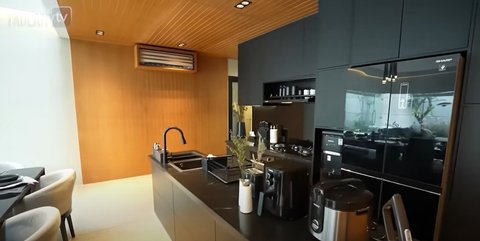 Meja island multifungsi dengan keran modern. Island kitchen atau meja tengah menjadi pusat aktivitas di dapur Desta. Dilengkapi dengan wastafel dan area penyimpanan, desain ini sangat praktis dan mendukung aktivitas memasak yang efisien.