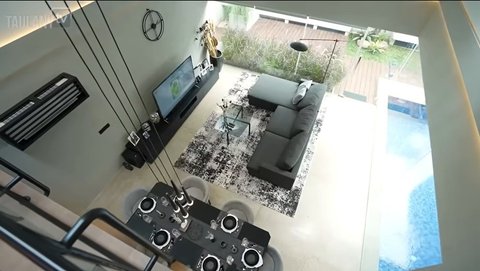 View dari atas: dapur, meja makan, dan ruang TV menyatu. Video dari lantai atas menunjukkan betapa integratifnya dapur, meja makan, dan ruang keluarga di rumah Desta. Area makan berada di tengah, menjadi penghubung antara dapur dan ruang santai.<br />Mau baca berita lainnya terkait Desta? Yuk baca sekarang di KapanLagi.com. Kalau bukan sekarang, KapanLagi?