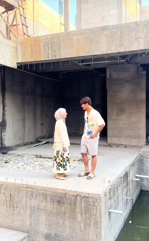 Pembangunan villa Lesti Kejora terus berjalan. Struktur bangunan dua lantai sudah mulai terlihat jelas dan dalam waktu dekat diperkirakan sudah bisa ditempati.