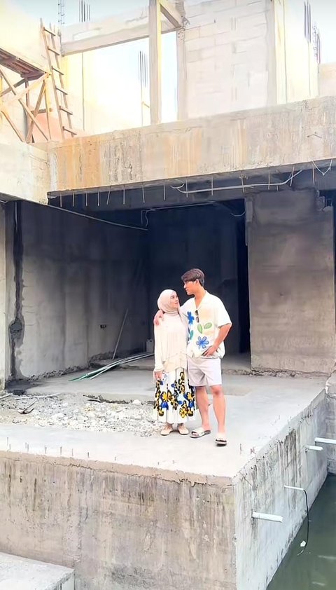 Lesti dan Billat terlihat full senyum nih melihat villa impian mereka yang bakal segera jadi.<br />&nbsp;<br />"Hidup itu berprogress dan berproses. Hari ini kami sedang berkunjung melihat progress salah satu mimpi kami terutama istriku yang dari dulu ingin punya villa di Bali," tulis Billar dalam unggahan terbaru di TikTok-nya.