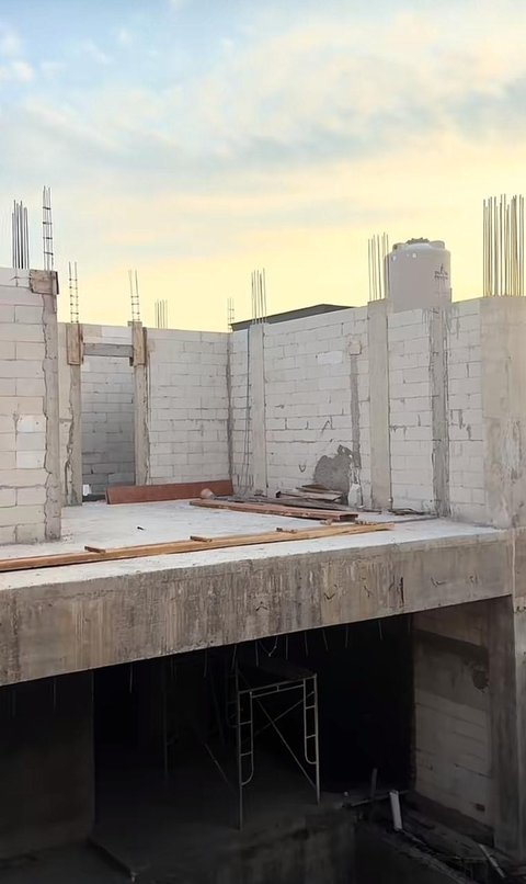 Billar mengucapkan rasa syukur atas kelancaran dalam membangun villa tersebut. Akan tetapi, ia mengaku sempat ada sedikit kendala.