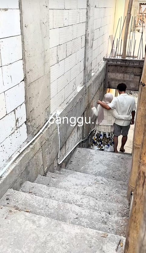 Villa milik pasangan ini terletak di Canggu. KLovers pasti nggak sabar melihat hasil akhirnya.<br />&nbsp;<br />"Mudah-mudahan tahun ini, 2 villa sudah jadi dan siap dihuni. Senang sekali rasanya melihatnya tersenyum bahagia dengan proses pembangunan meskipun belum selesai," lanjutnya.