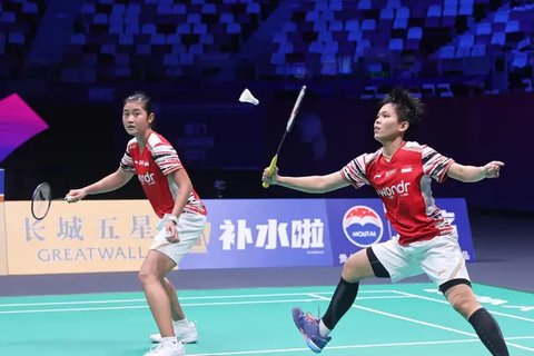 Ganda putri Amallia Cahaya Pratiwi/Siti Fadia Silva Ramadhanti mendapat dukungan dari tim bulu tangkis Indonesia setelah kalah pada partai kelima semifinal Piala Sudirman 2025. Tiwi/Fadia