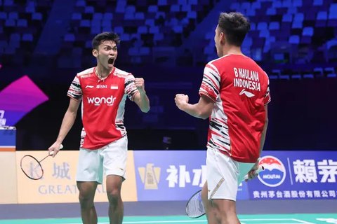 Ganda putri Amallia Cahaya Pratiwi/Siti Fadia Silva Ramadhanti mendapat dukungan dari tim bulu tangkis Indonesia setelah kalah pada partai kelima semifinal Piala Sudirman 2025. Tiwi/Fadia