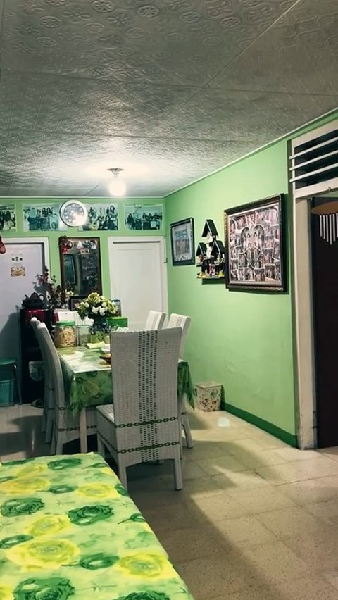Begitu masuk di bagian rumahnya disambut dengan suasana khas yang hanya bisa ditemui kalau kita pulang ke kampung halaman.